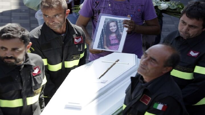 Záchranár zobral na ruky 9 ročné dievčatko, ktoré už nežilo. To, čo objavil pod jej telom, ho šokovalo…