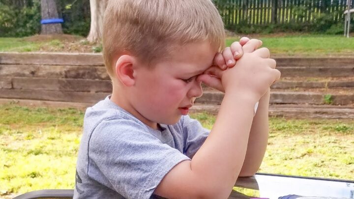 Srdcervúci pohľad: Chlapec sa modlí za svojho chorého dedka, aby prežil…